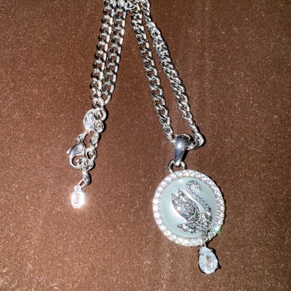 Swarovski Swan pendant Necklace - Picture 5 of 10